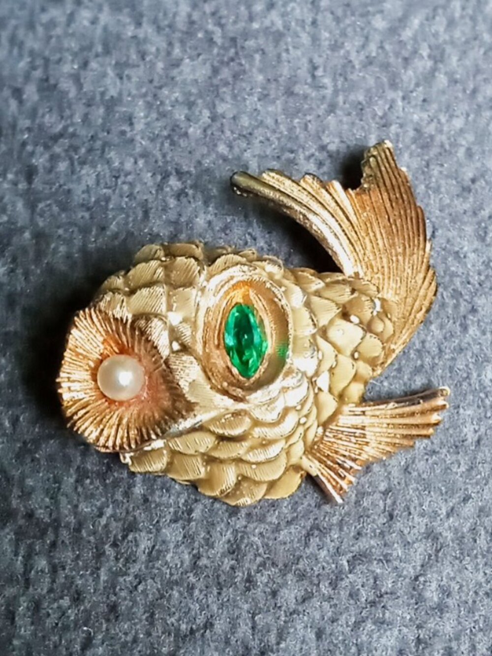 Vintage Signed ©Ledo Pufferfish Brooch Gold Tone Emerald Green Eye Pearl Accent - Picture 2 of 16